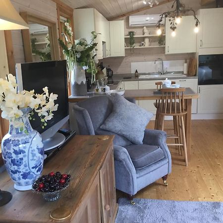 The Lodge - Luxury Lodge With Super King Size Bed, Kitchen & Shower Room Hurstpierpoint Eksteriør bilde