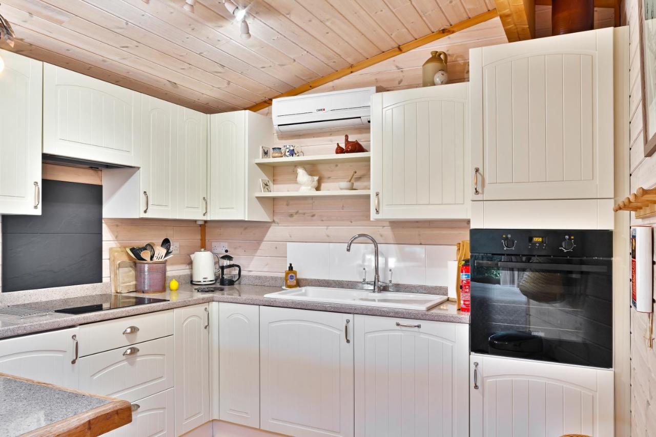 The Lodge - Luxury Lodge With Super King Size Bed, Kitchen & Shower Room Hurstpierpoint Eksteriør bilde